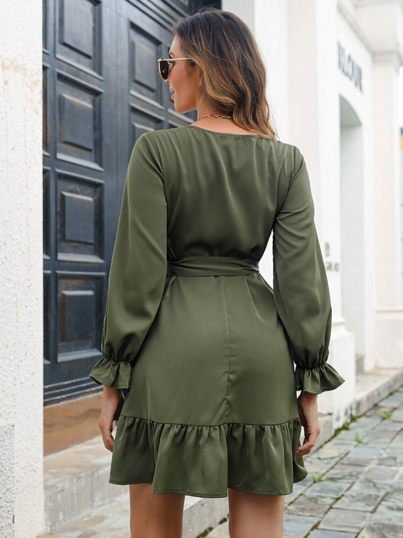 Vestido con escote en V y dobladillo con volantes en contraste