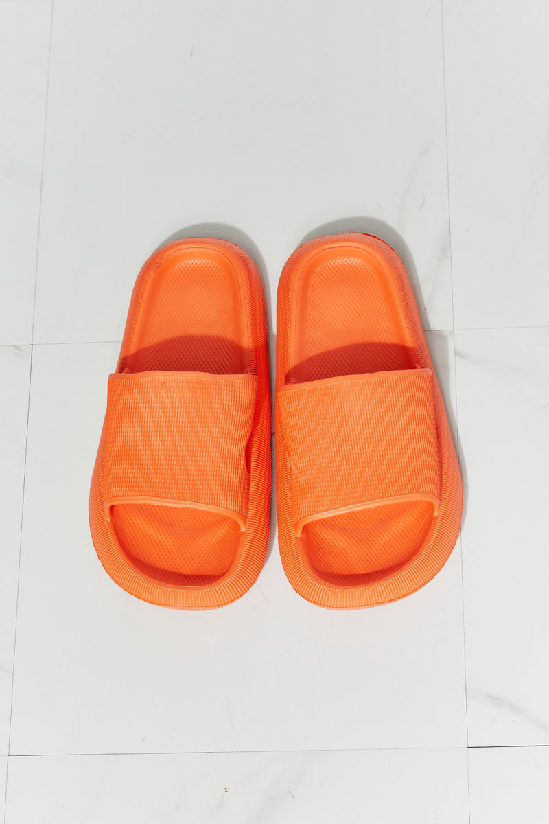 Chanclas con puntera abierta en naranja Arms Around Me de MMShoes