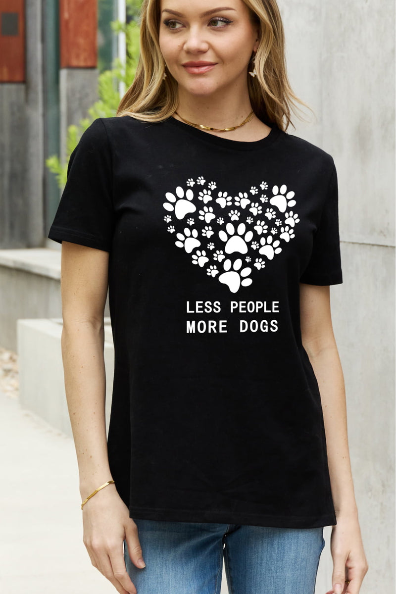 Camiseta de algodón con estampado de corazón de tamaño completo MENOS PERSONAS MÁS PERROS de Simply Love