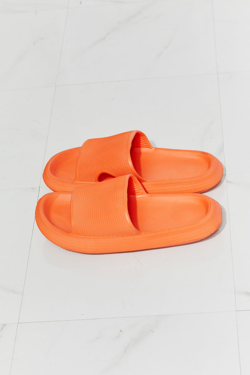 Chanclas con puntera abierta en naranja Arms Around Me de MMShoes