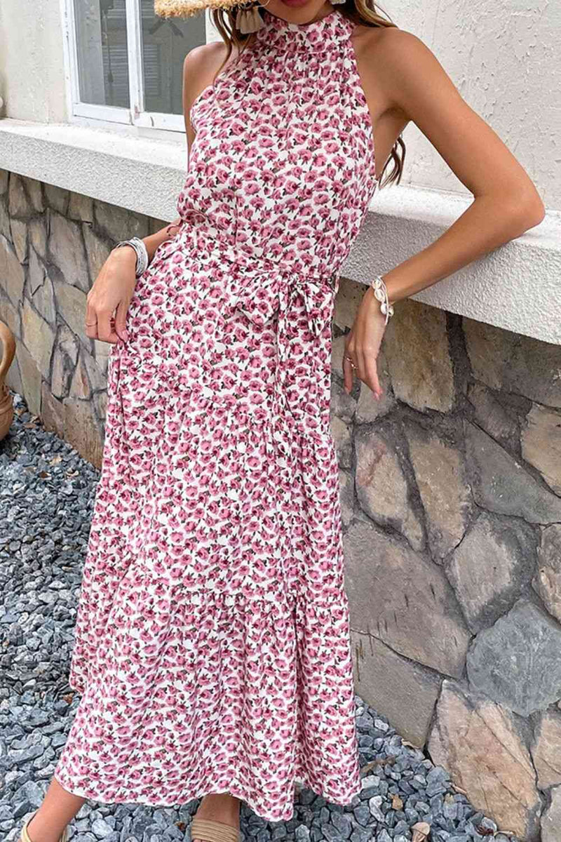 Vestido floral con lazo en la cintura y capas