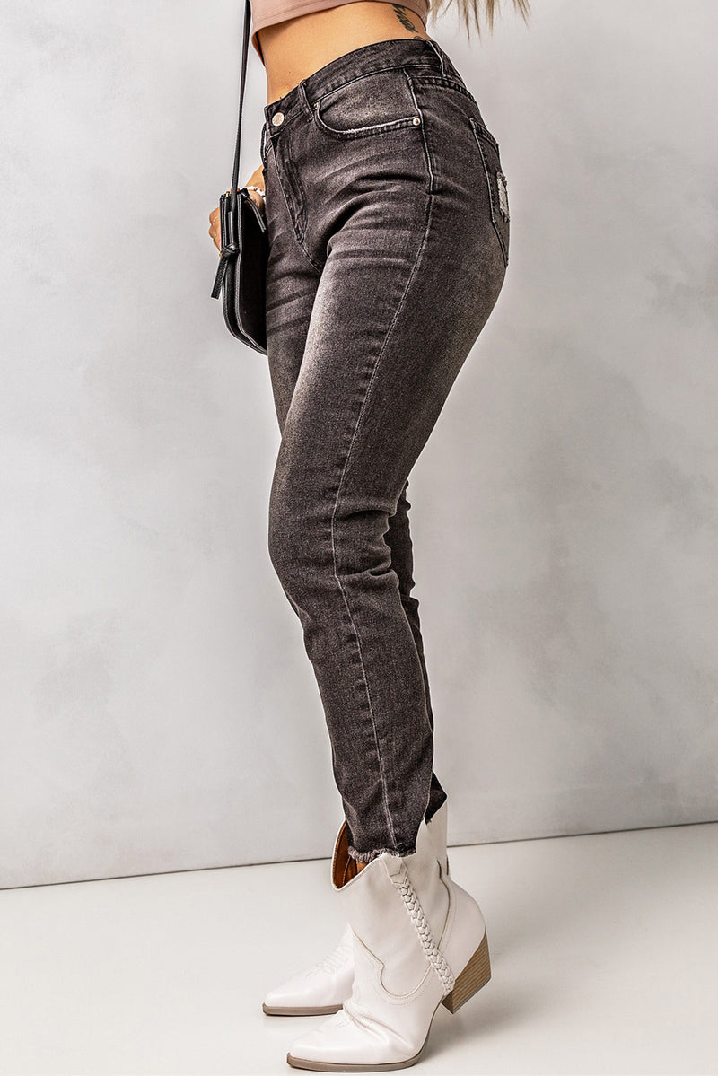 Jeans ajustados con dobladillo sin rematar y cintura alta