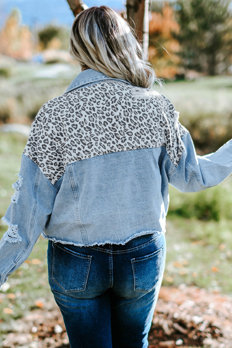 Chaqueta vaquera empalmada desgastada con dobladillo sin rematar de leopardo de talla grande