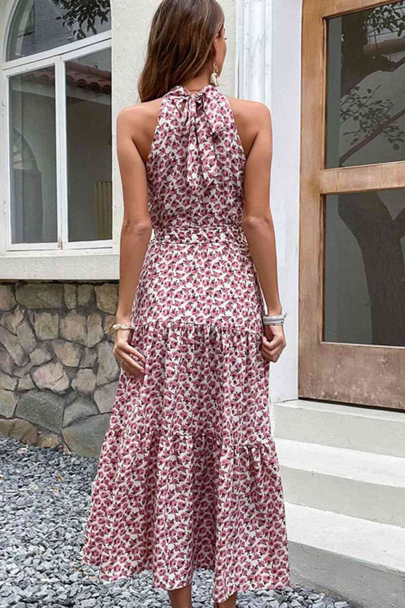 Vestido floral con lazo en la cintura y capas