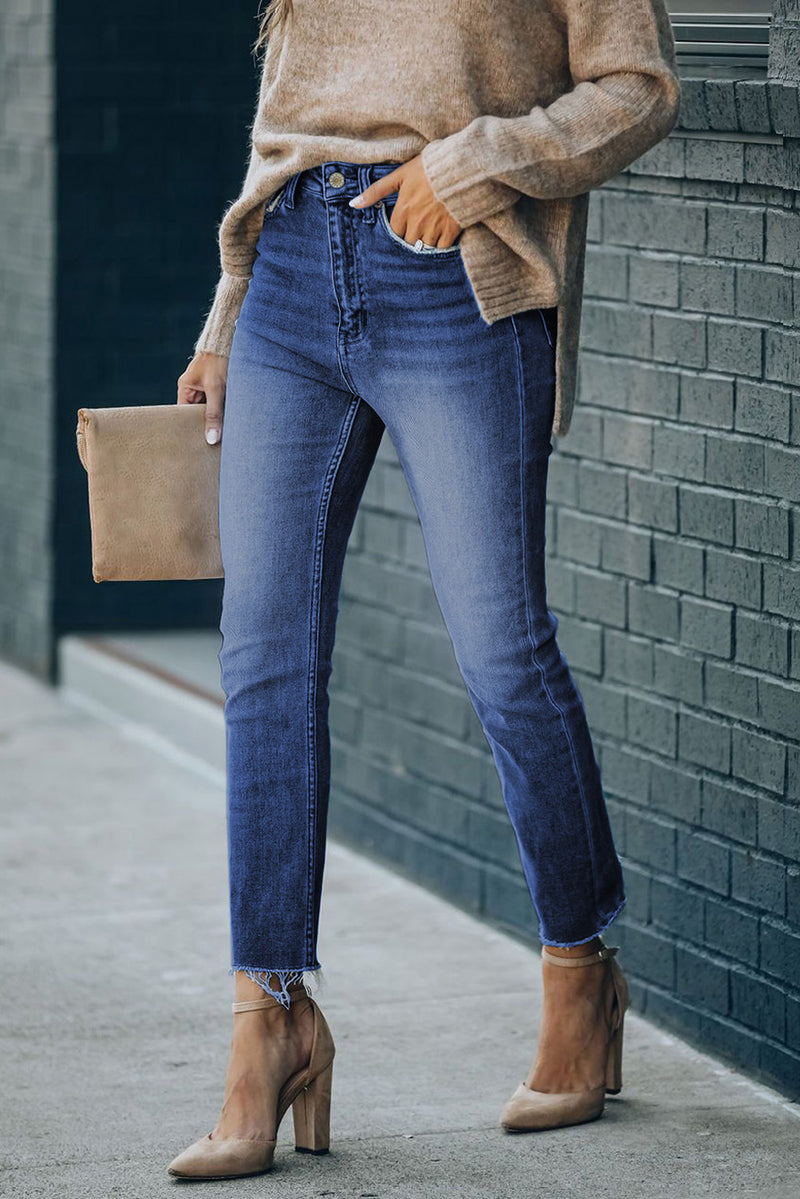 Jeans ajustados con dobladillo sin rematar y cintura alta