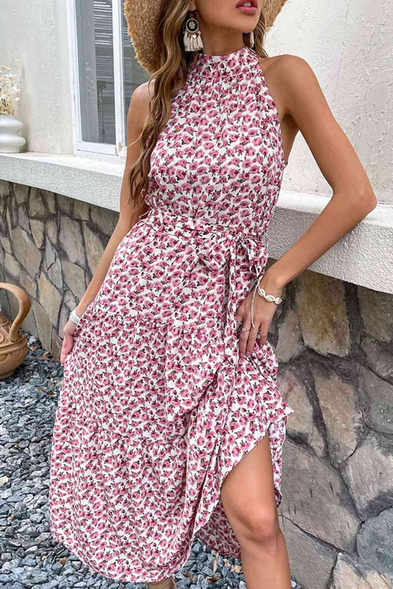 Vestido floral con lazo en la cintura y capas