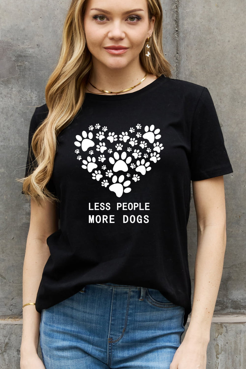 Camiseta de algodón con estampado de corazón de tamaño completo MENOS PERSONAS MÁS PERROS de Simply Love