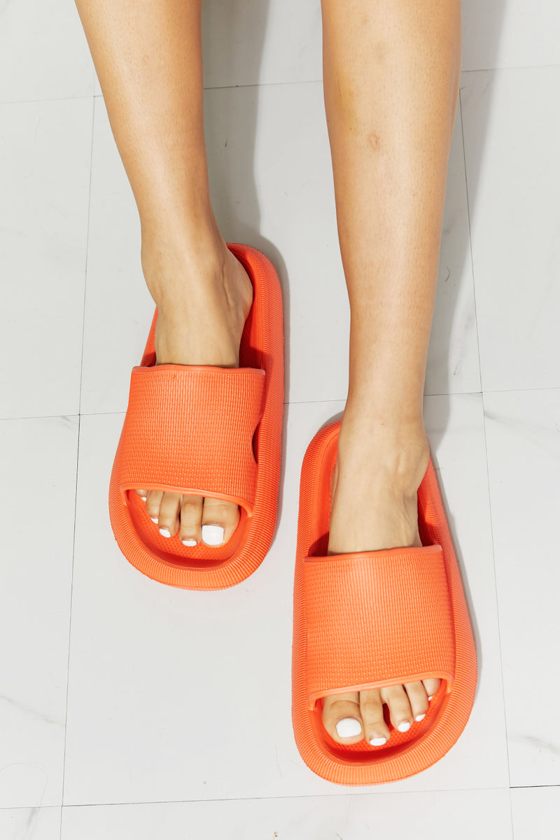 Chanclas con puntera abierta en naranja Arms Around Me de MMShoes