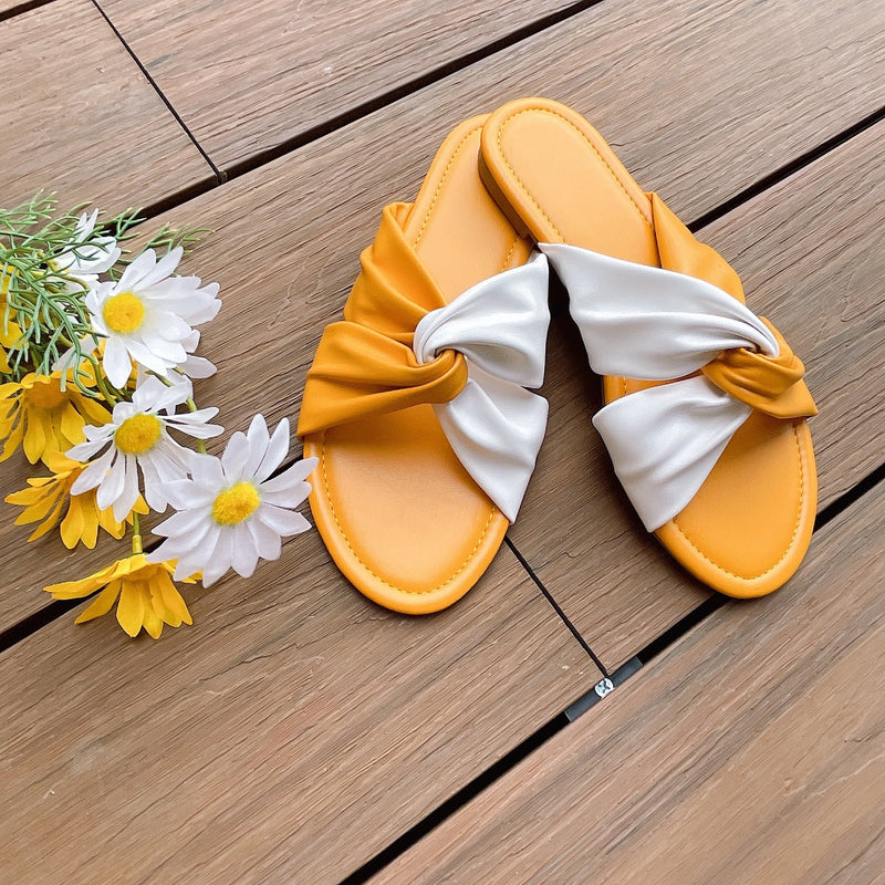 Pantuflas de piel sintética de dos colores para mujer