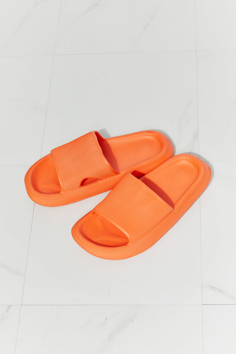 Chanclas con puntera abierta en naranja Arms Around Me de MMShoes