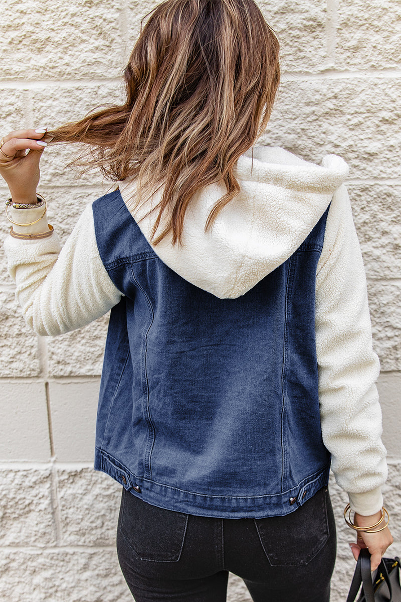 Chaqueta con capucha de denim sherpa empalmada en dos tonos