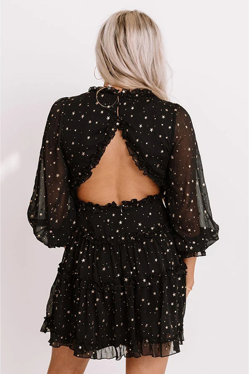 Vestido con volantes y espalda descubierta con estrellas brillantes