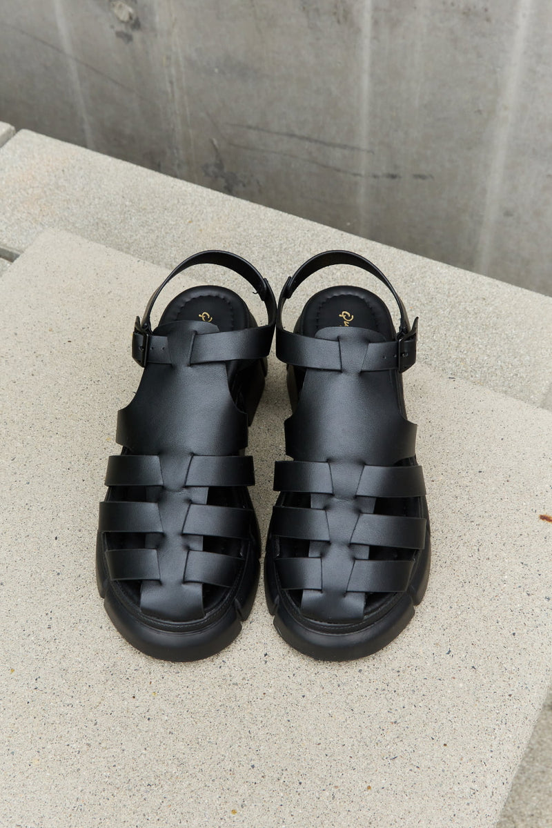 Sandalia con plataforma Qupid en color negro