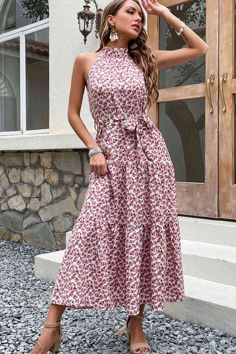 Vestido floral con lazo en la cintura y capas